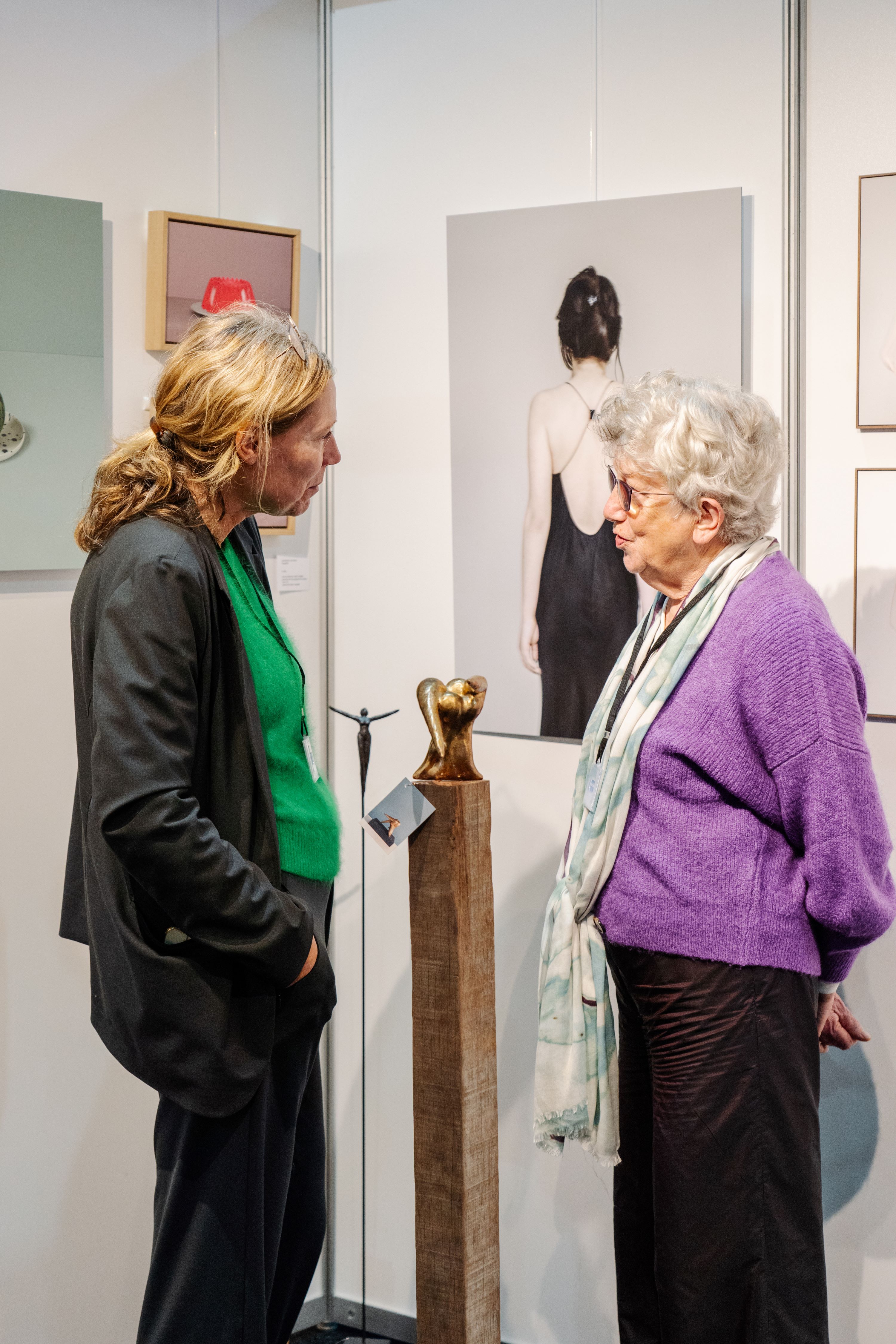 Kunstenaar met kunstliefhebber in gesprek