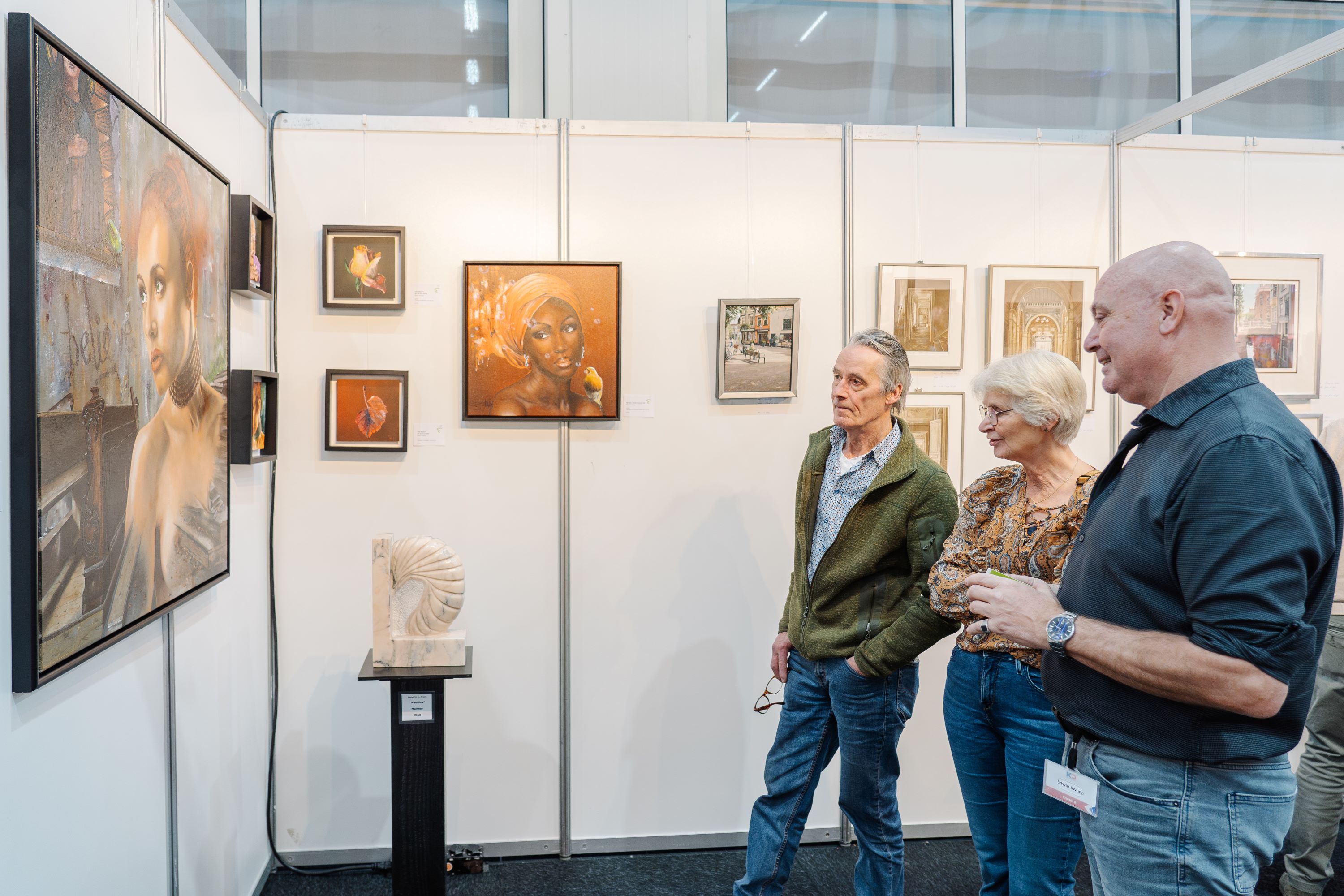 Genietende mensen op een kunstbeurs